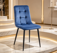 Chaises latérales en tissu velours avec pieds antidérapants et structure stable, pour la décoration d'appartements en location.
