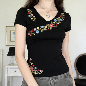 Camiseta con cuello en V y bordado floral colorido para mujer, top informal de manga corta y corte ajustado - Product Image 6