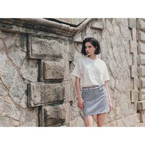 Venta al por mayor de ropa de calle urbana, camiseta para mujer de algodón blanco de 270gsm, camiseta Premium con diamantes de imitación de Enzo y Leo, fabricante de Vietnam - Product Image 3