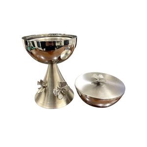 Plato cuadrado de metal para servir con tapa, acabado plateado martillado, diseño oriental con luna creciente dorada, vendedor de la India. - Product Image 5
