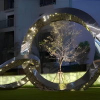 Grande sculpture circulaire abstraite creuse en acier inoxydable, finition miroir étanche, œuvre d'art métallique en forme d'anneau pour parcs, lacs, villas et aménagements aquatiques
