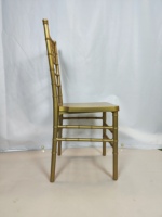 Chaise moderne Chiavari Celina en résine PC dorée pour les repas en plein air et les fêtes Mobilier d'extérieur durable