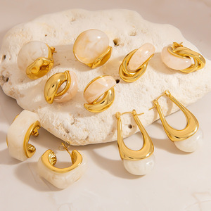 Pendientes Huggie de Resina Geométrica en Forma de Arco, Color Oro 18K, Poste de Acero Inoxidable, Diseño Simple y Moderno - Product Image 2