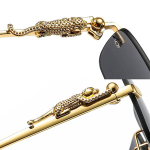 <span class=keywords><strong>Occhiali</strong></span> <span class=keywords><strong>da</strong></span> <span class=keywords><strong>Sole</strong></span> Senza Montatura con Decalcomania Ghepardo, Montatura in Lega Grigia e Gialla, <span class=keywords><strong>Lenti</strong></span> Quadrate UV400 <span class=keywords><strong>per</strong></span> Uomo e Donna - Product Image 6