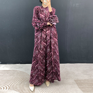 ชุดเดรสยาวทรงหลวมไซส์ใหญ่สำหรับผู้หญิง แบรนด์ Miyake ลายจีบดอกไม้ แขนยาว รุ่นใหม่ประจำฤดูใบไม้ร่วงปี 2026 สำหรับส่งออกต่างประเทศ - Product Image 3