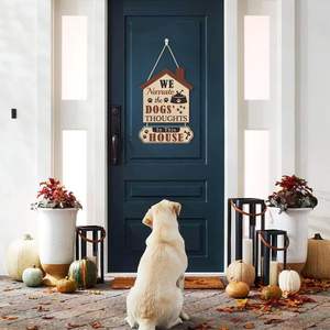 Panneau de porte amusant pour chien : « Dans cette maison, nous racontons les pensées des chiens », Décoration murale rustique pour porte d'entrée - Product Image 4