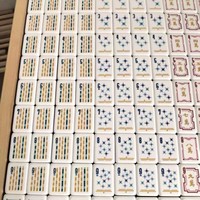 Tuiles de Mahjong en Acrylique Style Américain, en Boîte, pour Jeu Décontracté et Amusant avec Lettres et Chiffres Anglais, Idéal pour Fêtes, Playgold