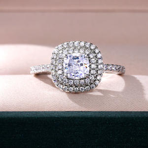 Anello da Donna F730 con Diamante Taglio a Pera Sintetico Coltivato in Laboratorio Stile Classico di Fidanzamento con Pietre Laterali - Product Image 2