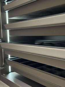 Armoire sur mesure intégrée avec tiroirs à accessoires et éclairage LED, rangement divisé - Product Image 3