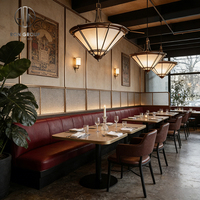 Ensemble de meubles modernes de luxe pour café, restaurant, hôtel : table en bois avec base métallique, canapé en cuir rouge, chaise marron