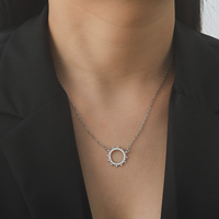 Collier pendentif minimaliste en acier inoxydable plaqué or 18 carats pour femme Demi-soleil lumière du soleil diffuse avec perle pour les fêtes