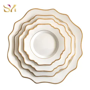 Grosir Irisan Gigi Berbentuk Putih dan Emas Rim Porselen Keramik Pengisi Piring Makan untuk Dekorasi Pernikahan