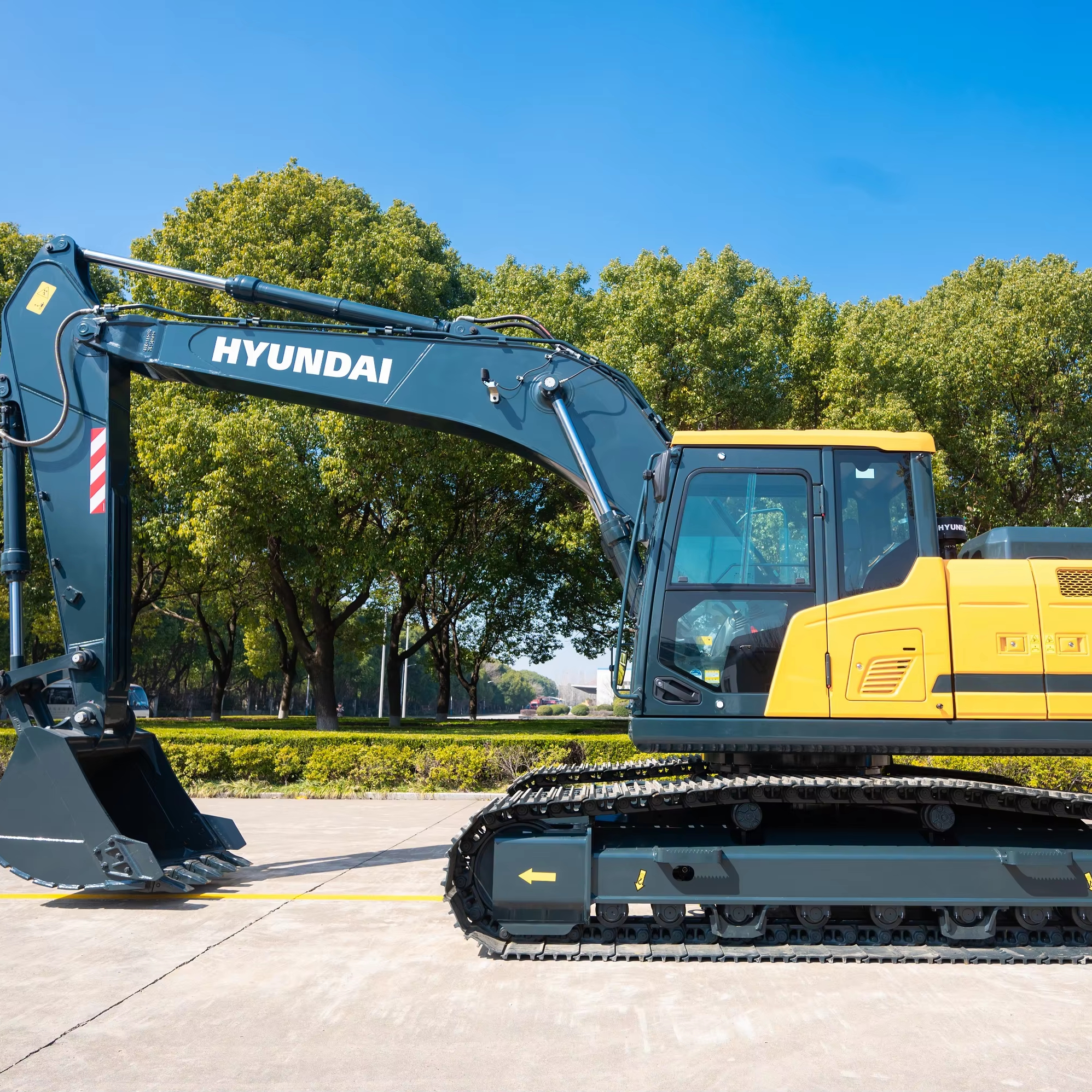 HX210L 21 Ton Excavator Featuring Quick Cycle Time and Precise Control for Excavation and Material Handling