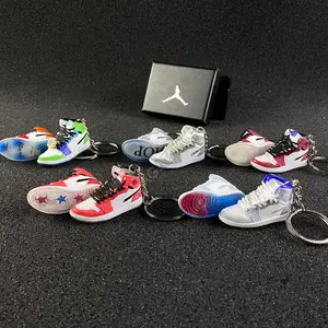 ملحقات ركض رياضية فاخرة برسوم كرتونية بلاستيكية مطبوعة للتنس، بيع بالجملة حلقات مفاتيح صغيرة للأحذية الرياضية، سلسلة مفاتيح للأحذية مع صندوق