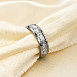Anillo de carburo de tungsteno de 4.6 mm de ancho con patrón de meteorito esmerilado, alianza de boda para mujer - Product Image 4