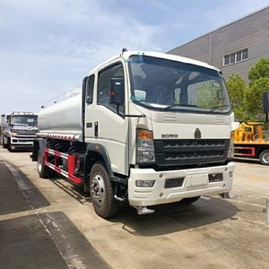 Camión Cisterna de Agua Howo 4x2 de 9000L, Camión con Tanque de Riego Móvil en Venta - Product Image 1