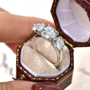 Bague de Fiançailles en Moissanite en Gros, Plaqué Or 14K, Sertie de Trois Pierres Rondes à Griffes, Cadeau d'Anniversaire de Mariage pour Hommes et Femmes - Product Image 4