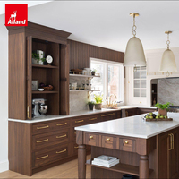 Armoire de cuisine Allandgroup de style bicolore en bois crème et noyer, avec cadre Shaker, porte en verre et poignée dorée