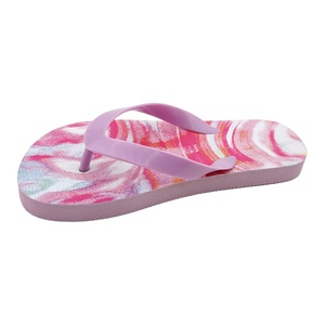 Vente en gros de tongs pour femmes à imprimé marbre rose, sandales de plage d'été, motif personnalisé, tongs tie-dye, en caoutchouc PE souple et recyclable - Product Image 1
