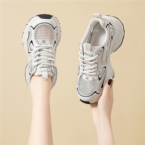 Baskets de sport décontractées pour femme Printemps/Été 2025 avec semelles épaisses blanches et maille respirante pour la randonnée - Product Image 4