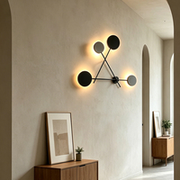 Applique Murale LED Minimaliste Nordique Géométrique à 4 Têtes Rondes Effet Halo, en Fer Noir, pour Chambre, Salon, Couloir