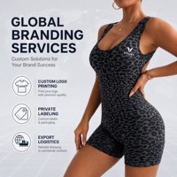 Shorts de yoga et de sport d'extérieur en polyester/nylon, à imprimé léopard, avec découpe ajourée et une seule bretelle spaghetti, pour un confort sans couture et une grande fluidité en mouvement.