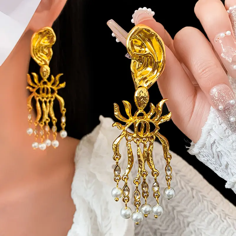 Anting-anting bertatahkan emas 18k perhiasan desain mode anting-anting jahat mata mutiara logam berlebihan rumbai anting-anting untuk wanita