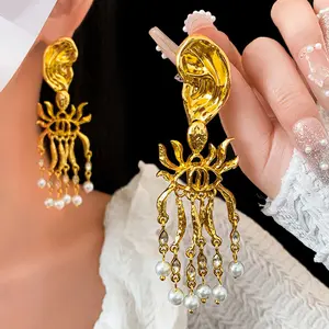  Joyería de diseño de moda, pendientes de diamantes con incrustaciones de oro de 18 quilates, pendientes de borla de perlas de Metal exagerados para mujer