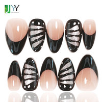 Ongles à presser noirs peints à la main, style French Manucure, avec motif ailes de papillon sombres et fantaisistes, style gothique, en acrylique fait main, forme amande