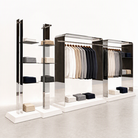 Vitrine de présentation de vêtements en acier inoxydable miroir avec dessus arrondi, tringle de suspension et socle blanc sur mesure