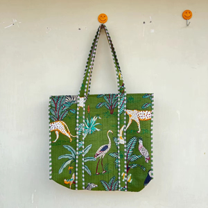 Bolsa de Mano Grande de Algodón Acolchado Hecha a Mano: Bolso de Hombro con Estampado de Bloques para Compras, Viajes, Yoga y Gimnasio, Bolsas de Regalo de Invierno - Product Image 1