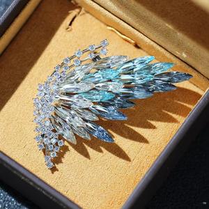 Broche <span class=keywords><strong>papillon</strong></span> en cristal dégradé de luxe pour mariage - Broche en alliage plaqué or haut de gamme pour femmes - Accessoire élégant - Product Image 1