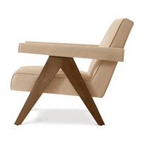 Fauteuil lounge moderne artisanal avec pieds en V inversé et finition en bois subtilement effiloché, meubles en bois pour salon