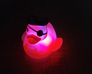 Led cao su cướp biển vịt thay đổi màu sắc ánh sáng nhấp nháy đồ chơi trẻ em cho bé - Product Image 2