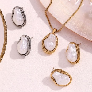 Collier en acier inoxydable personnalisé de luxe, pendentif élégant en perle d'eau douce plaqué or 18 carats, bijoux pour femmes - Product Image 6