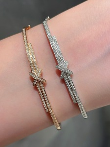 Bracelet jonc en or massif 18 carats avec diamants, motif nœud et étoile matelassé pavé de diamants, collection de joaillerie fine pour femme - Product Image 4