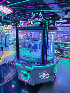 Máquina Expendedora de Premios Arcade Personalizada con Luz Superior que Muestra 50 Regalos Diferentes, Gabinete de Estilo Moderno para Centros de Juegos y Casas de Muñecas - Product Image 2