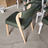 Chaise de restaurant scandinave moderne en bois massif de luxe avec dossier et accoudoirs en cuir pour hôtel et cuisine