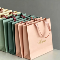 Sac cadeau en carton blanc imprimé avec logo personnalisé, conception robuste, aspect élégant pour l'emballage de parfums et la livraison de cadeaux