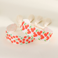 Bracelet tressé personnalisé avec pompon et motif cerise rouge, style moderne et simple, pour la personnalisation de la mode