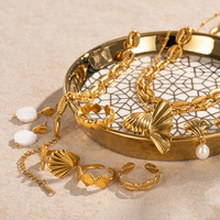 Parure de bijoux tendance pour femme en acier inoxydable avec perles de coquillage, plaqué or 18 carats, cadeau idéal pour les vacances à la plage : boucles d'oreilles, collier, bague, bracelet