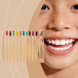 Brosse à dents en bambou biodégradable en gros avec poils souples, couleur bois foncé, avec étui de rangement et pochette - Product Image 3