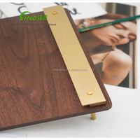 Support de menu personnalisé en bois moderne avec bordure métallique antirouille pour buffet traiteur, comptoir vertical VINO sur mesure pour intérieur