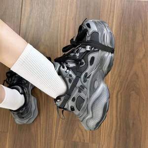 Chaussures de sport noires de style de marque de luxe, aspect vieilli, respirantes, légères, augmentant la taille, semelle épaisse et souple, pour hommes et femmes - Product Image 2