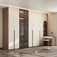 Armoire de chambre personnalisée avec intégration de portes vitrées, coiffeuse, compartiment de présentation ouvert et meuble de rangement multi-tiroirs