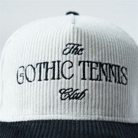 Op maat gemaakte geborduurde corduroy baseballcap, tweekleurig off-white zwart, vintage retro 6-panel sportcap