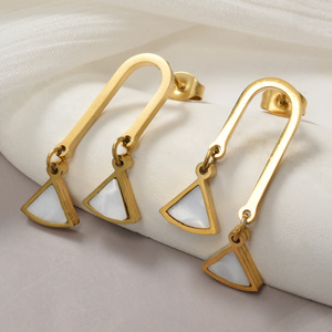 Ensemble de boucles d'oreilles tendance pour femmes, de créateur, en acier inoxydable plaqué or, avec clous, anneaux et pendentifs triangulaires incrustés, vente en gros - Product Image 5