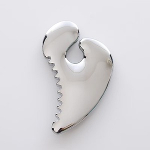 Nouvel outil de massage facial et cervical en alliage de zinc en forme de cœur, avec dents, pour le corps entier, planche Gua Sha innovante pour le raclage. - Product Image 1
