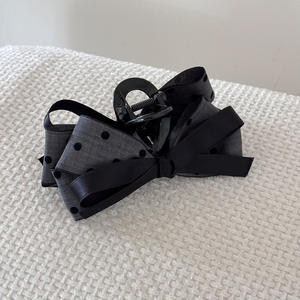 Nouvelle pince à cheveux grise à motif vague, nœud papillon vintage gris avec pince requin en plastique noir - Product Image 5