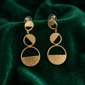 Pendientes Colgantes Geométricos Ondulados de Latón Chapado en Oro Hechos a Mano para Mujer, Estilo Vintage de la India (Rajasthan), Ideales para Fiestas - SOUMYA CREATIONS - Product Image 4